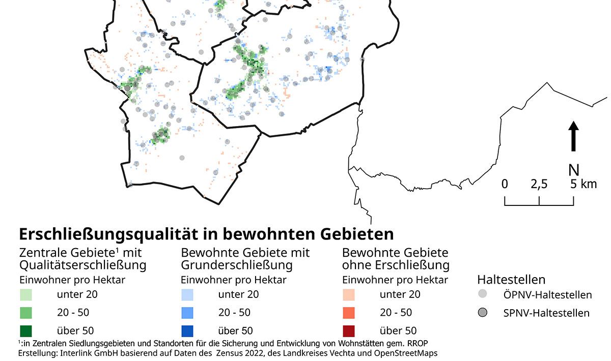 Karte zur Erschließungsqualität in bewohnten Gebieten des Landkreises Vechta. Differenziert nach Zentralen Gebieten mit Qualitätserschließung, bewohnten Gebieten mit Grunderschließung, ohne Erschließung sowie mit ÖPNV-Haltestellen. Einwohnerdichte pro Hektar jeweils in drei Klassen: unter 20, 20–50, über 50. Zusätzlich sind ÖPNV- und SPNV-Haltestellen verzeichnet. Datengrundlage: Zensus 2022, Landkreis Vechta, OpenStreetMap. Erstellung durch Interlink GmbH.